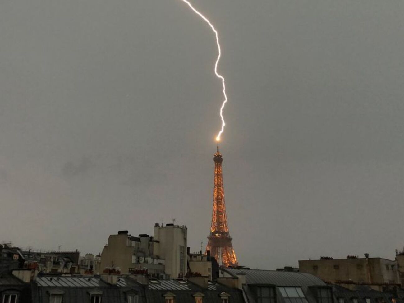 На вершине Эйфелевой башни установлены модниеотводы