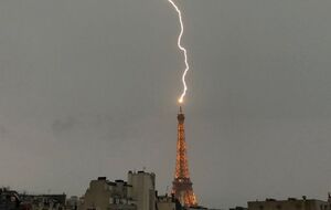 На вершині Ейфелевої вежі встановлено громовідводи