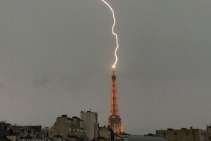 На вершине Эйфелевой башни установлены модниеотводы