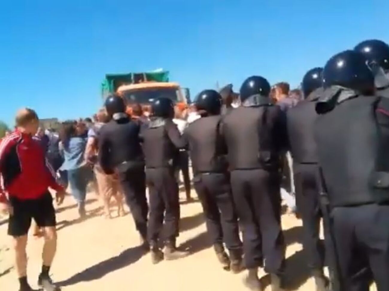 Дорогу мусоровозам в Московской области расчищает ОМОН