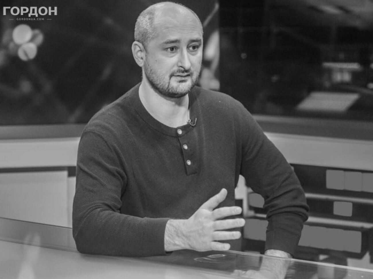 За інформацією правоохоронців, 41-річного журналіста застрелили на порозі його квартири, коли він повертався з магазину