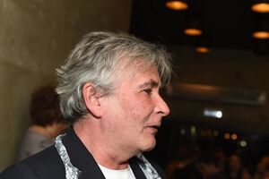 Орлуша: Этот "кто-то" стоял в темноте у него за спиной, для него мой дружок был подобен ничтожной букашке