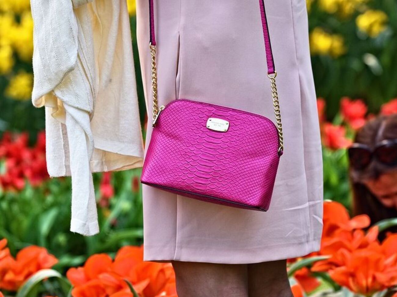 Фейковую сумку выдадут вмятины и заломы