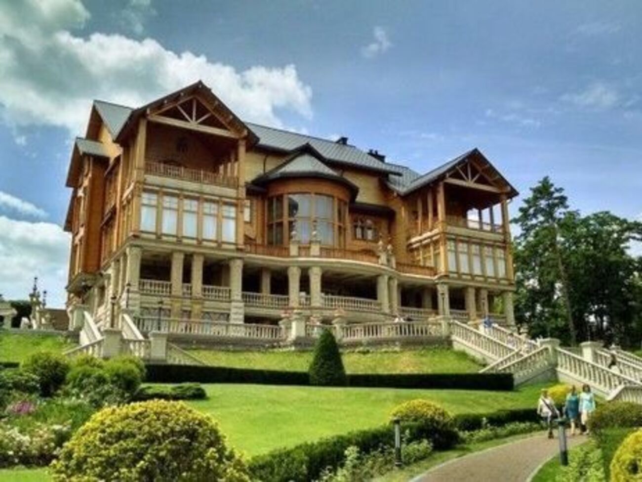 По словам Кобылынского, Черновол вышла из "хонки" с рюкзаком
