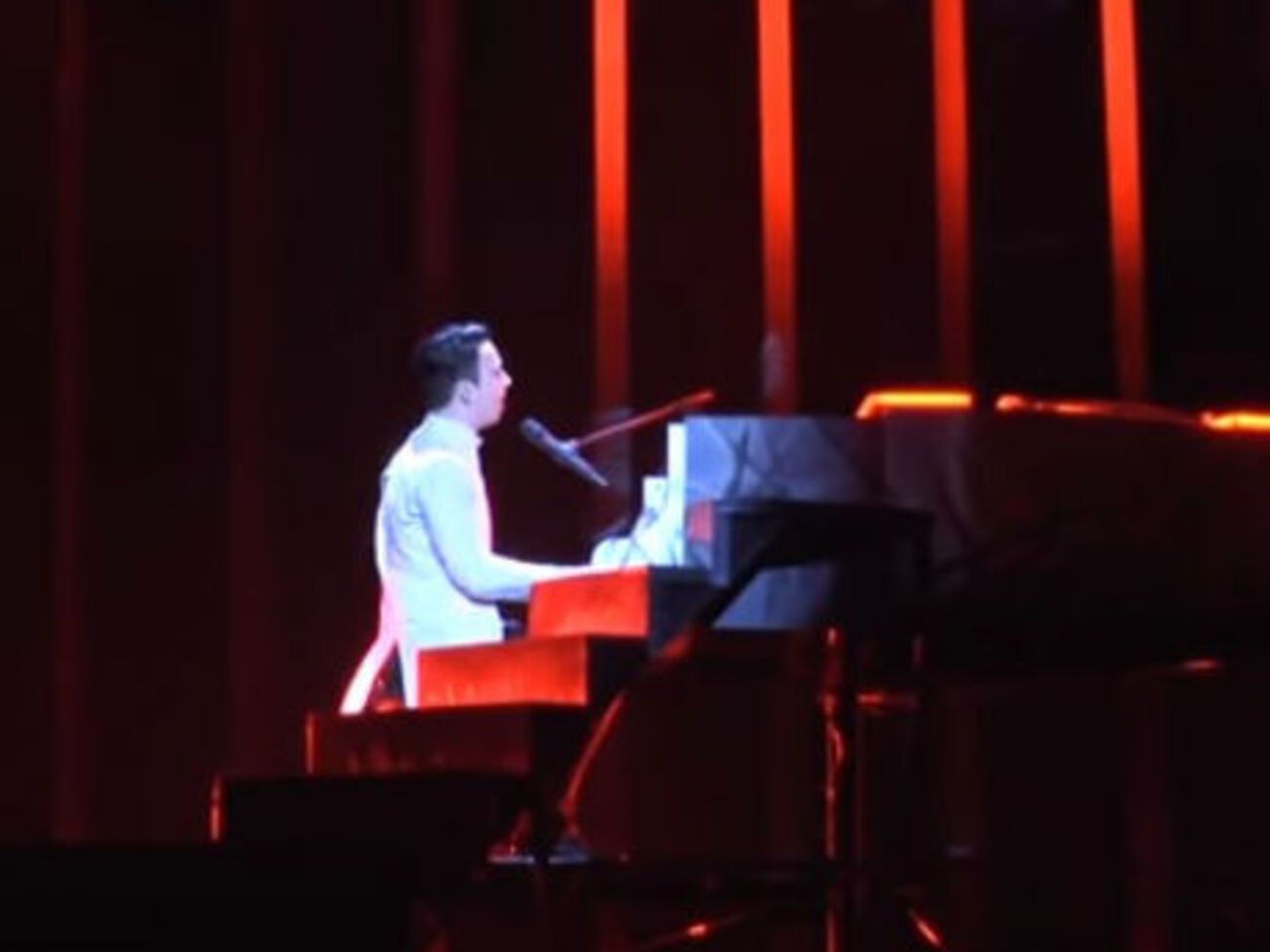 Під час виступу Melovin, за сюжетом, загоряються сходи