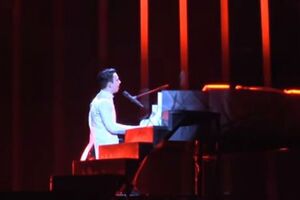 Під час виступу Melovin, за сюжетом, загоряються сходи