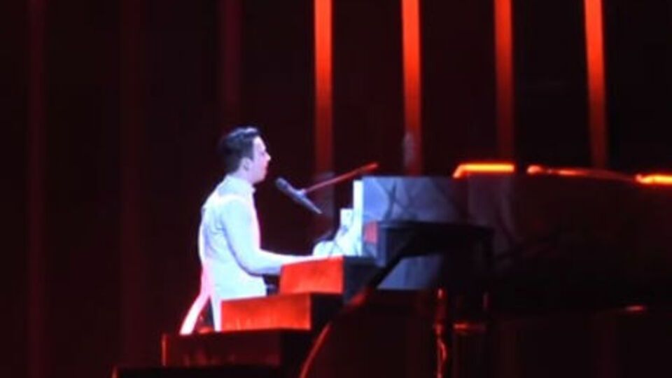 Во время выступления Melovin по сюжету загорается лестница