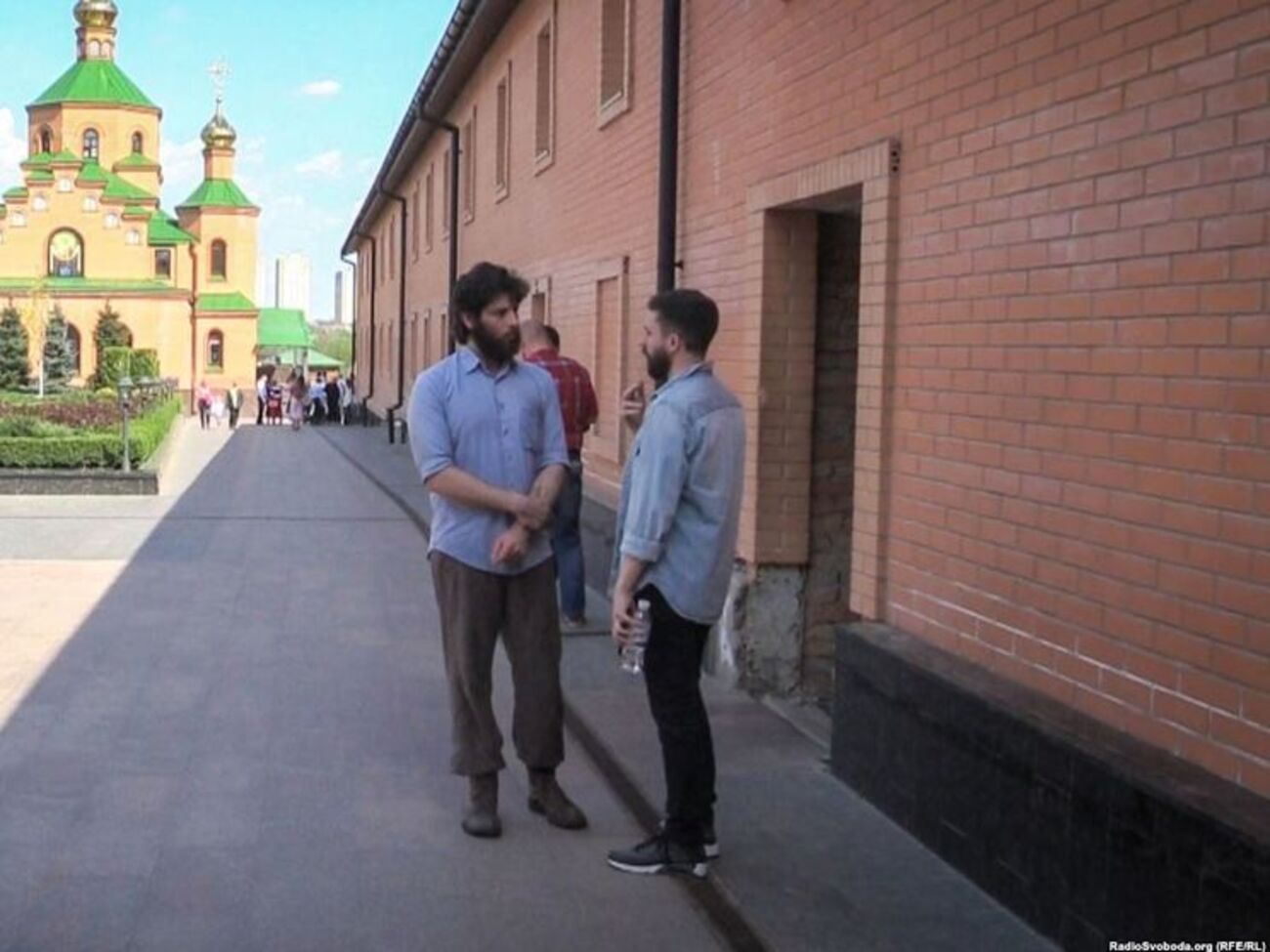 Бразилец (на фото слева) утверждает, что у него нет паспорта