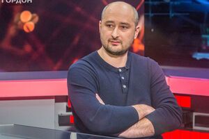 29 травня в російського журналіста Бабченка, який працював у Києві, стріляли у під'їзді його будинку. Він помер у машині "швидкої"