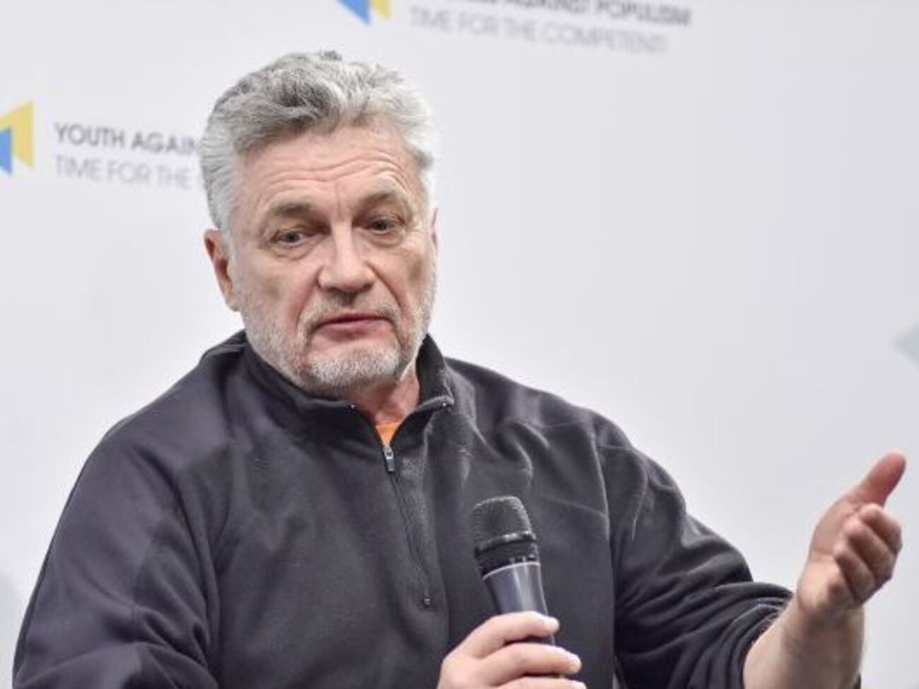 Я не утверждаю, что Аркадий знал убийцу. Я задаю такой вопрос
