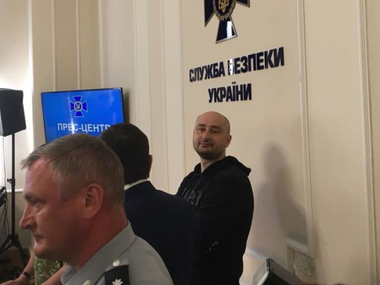 Бабченко (справа) заявил, что вынужден был принять участие в спецоперации