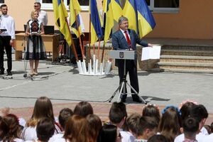 Порошенко підписав указ під час відвідин однієї зі шкіл в Івано-Франківській області