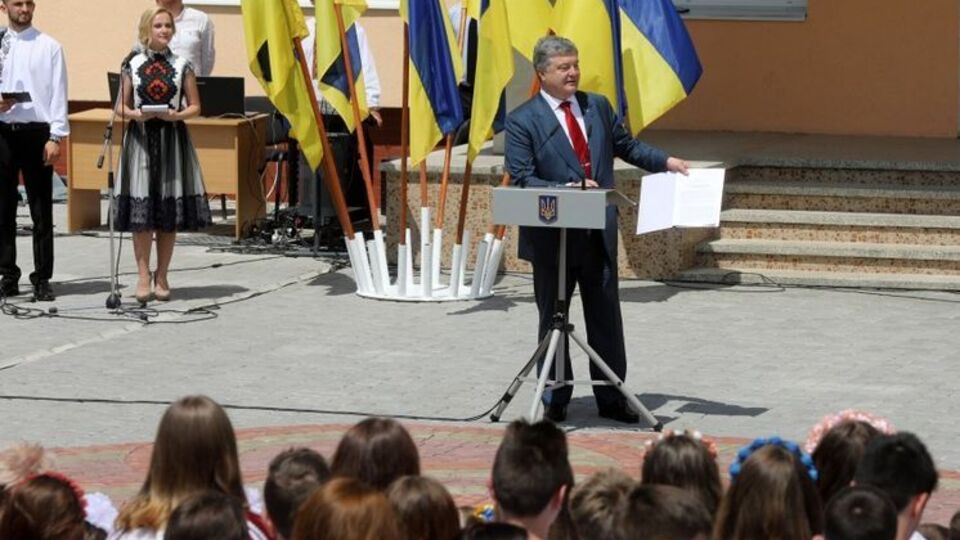 Порошенко подписал указ во время посещения одной из школ в Ивано-Франковской области