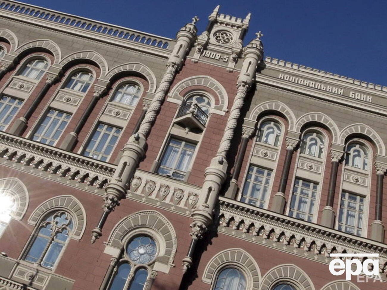 НБУ проиграл суд Суркисам