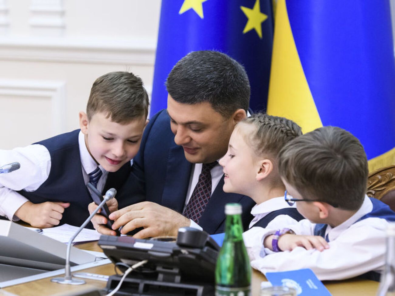 На вопрос девочки, почему многие украинцы уезжают в Эстонию или Финляндию, премьер ответил: "Они просто путешествуют"