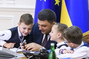На вопрос девочки, почему многие украинцы уезжают в Эстонию или Финляндию, премьер ответил: "Они просто путешествуют"