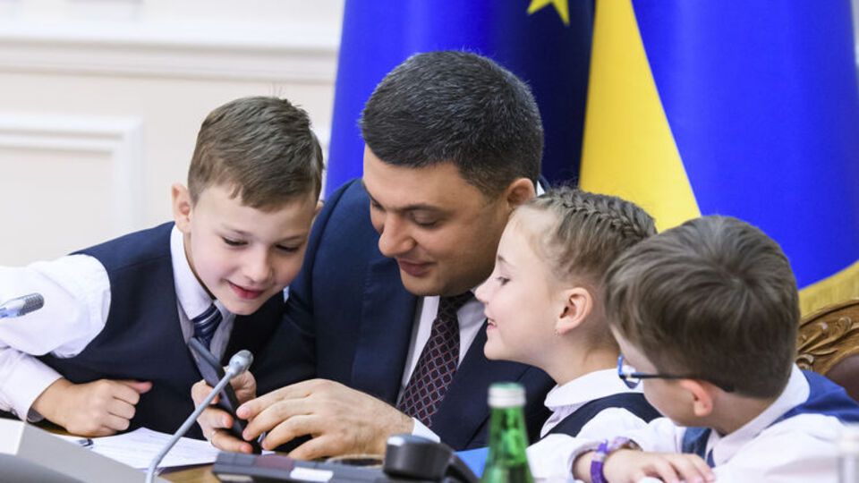 На вопрос девочки, почему многие украинцы уезжают в Эстонию или Финляндию, премьер ответил: "Они просто путешествуют"