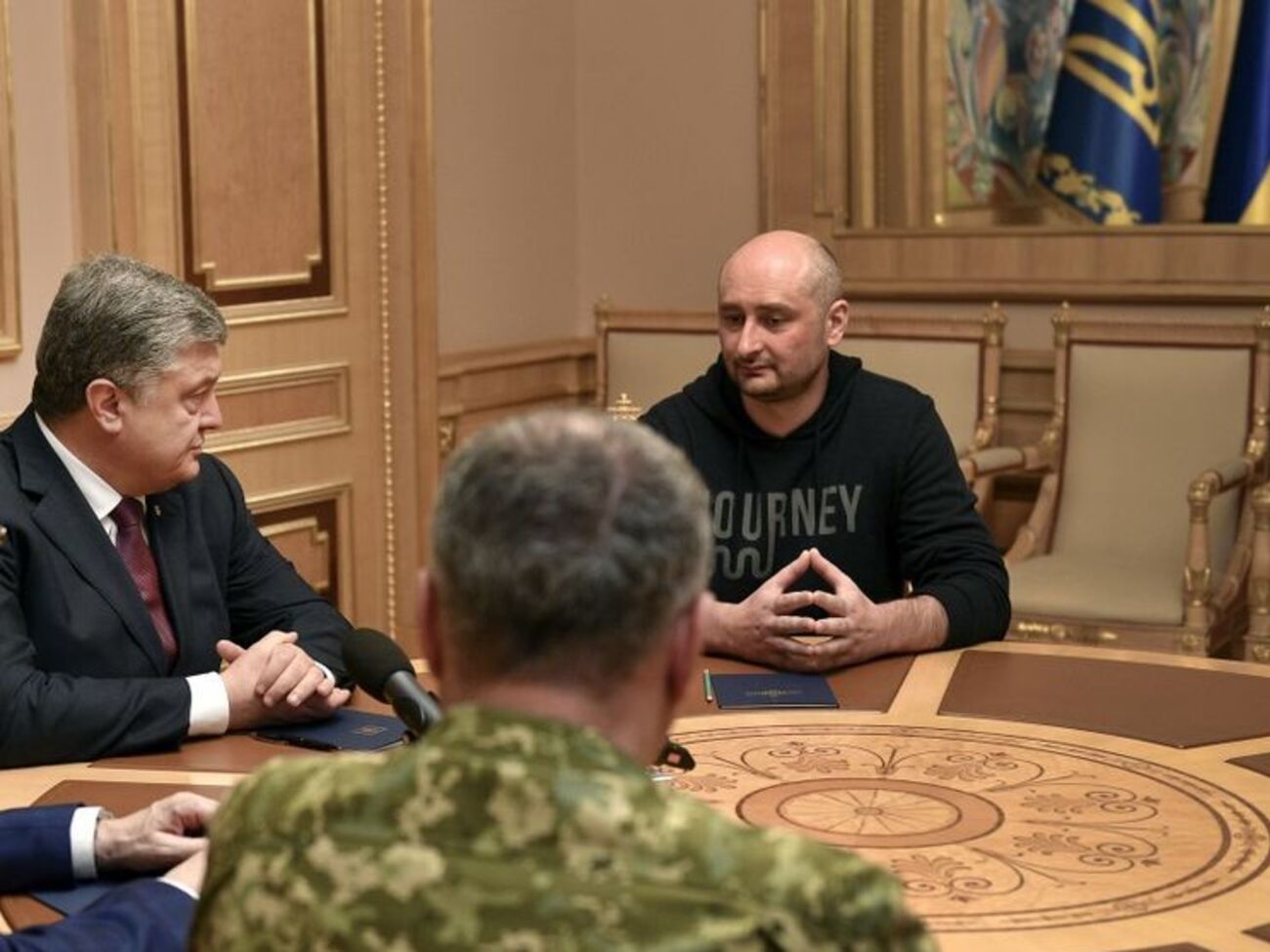 Охрану Бабченко (справа) предоставили по распоряжению президента