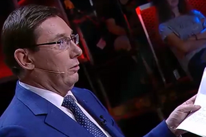 Луценко пришел на эфир с текстом расшифровки записей