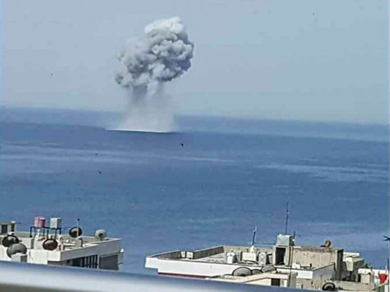 При развороте самолет начал заваливаться на левое крыло и рухнул в море