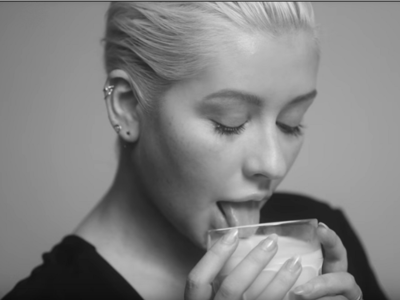 Агилера лакала молоко из стакана