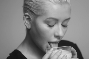 Агилера лакала молоко из стакана