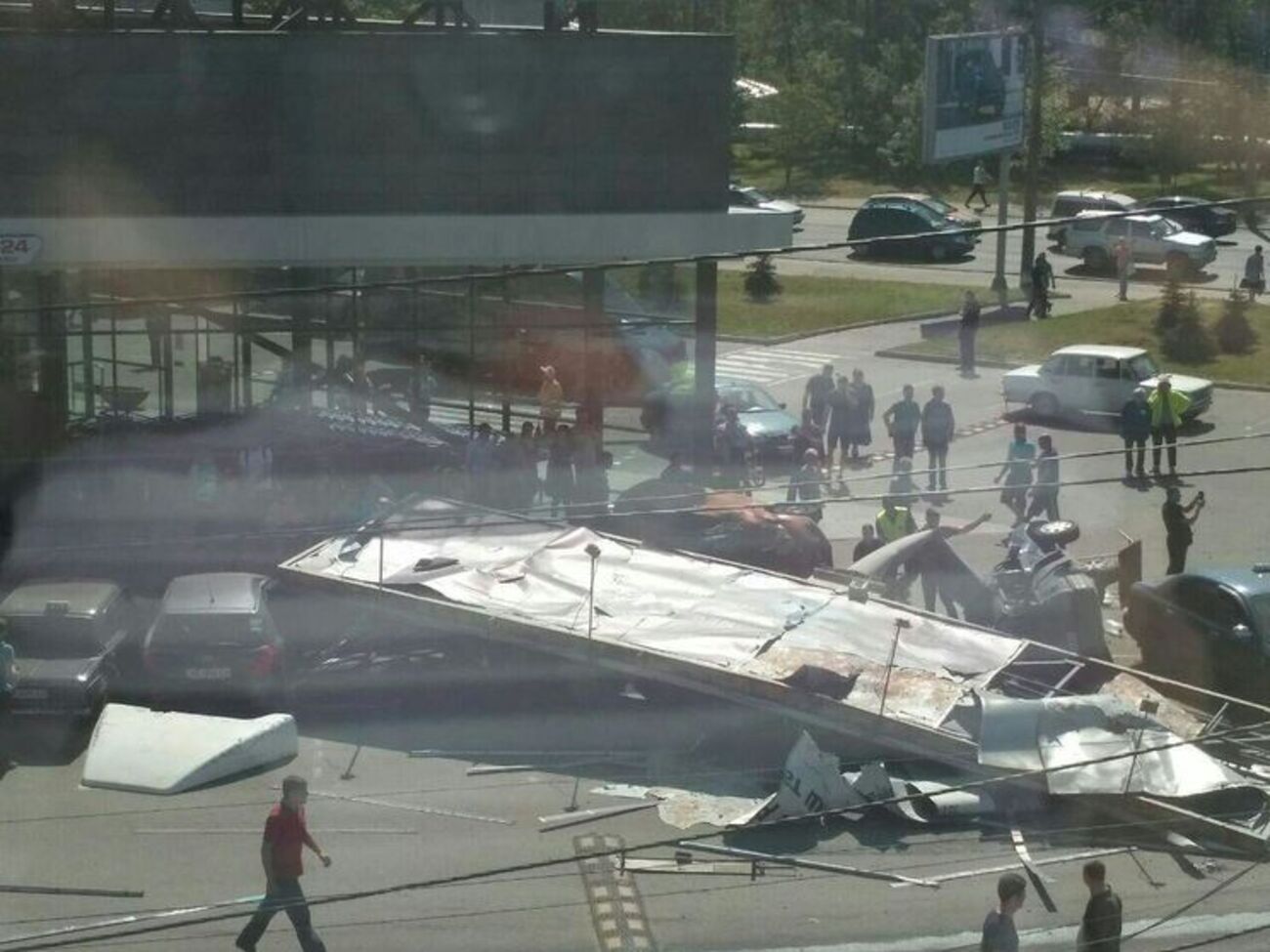 Фура влетіла на парковку біля супермаркету АТБ