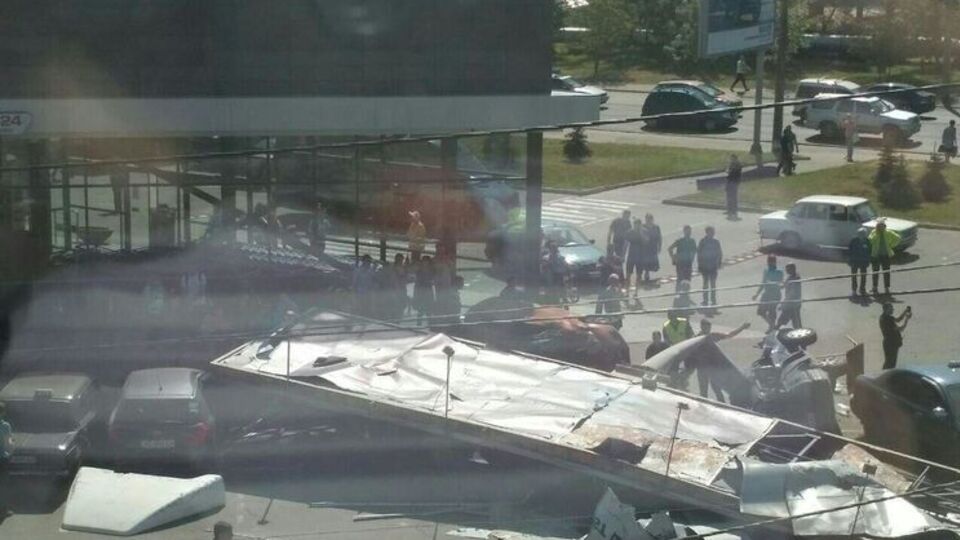 Фура влетіла на парковку біля супермаркету АТБ