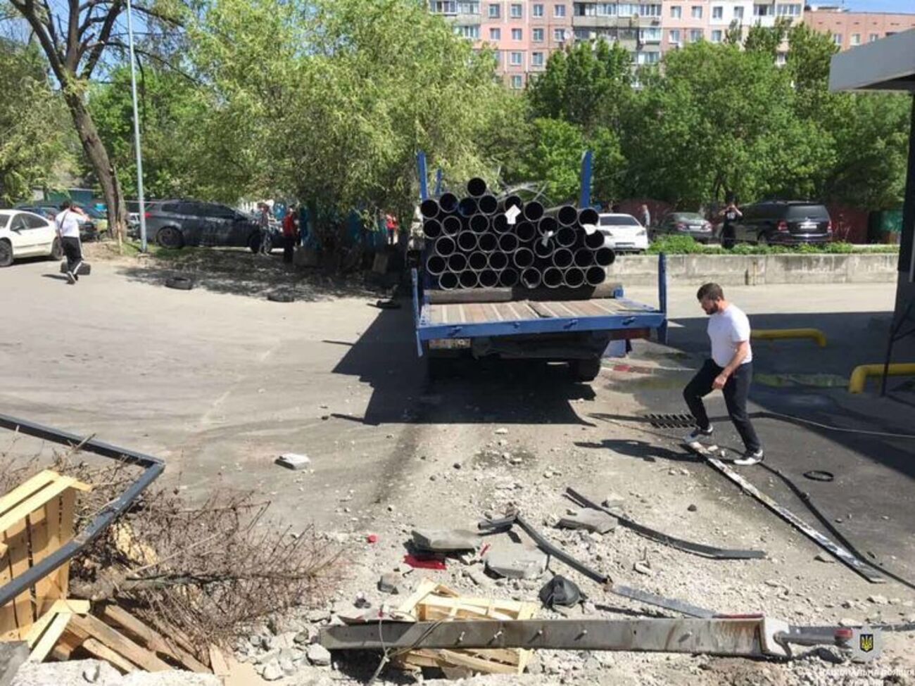 Фура з несправними гальмами протаранила понад 10 авто у Дніпрі. Фоторепортаж