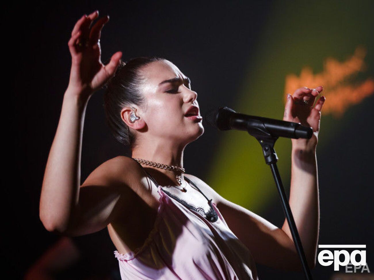 Пользователи узнали в промо-ролике певицу Дуа Липу