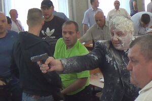 Депутат Александр Рыбаков выстрелил в потолок и в сторону протестующих