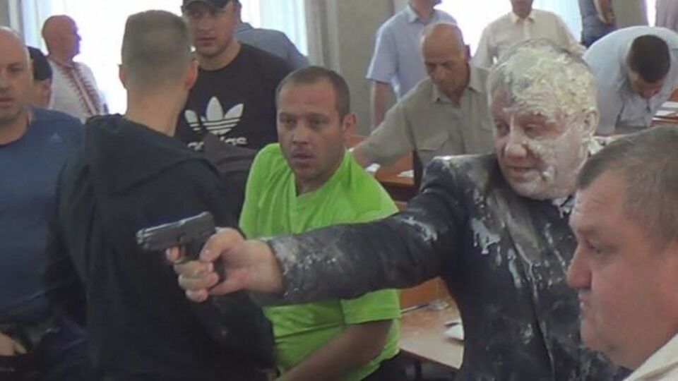 Депутат Александр Рыбаков выстрелил в потолок и в сторону протестующих