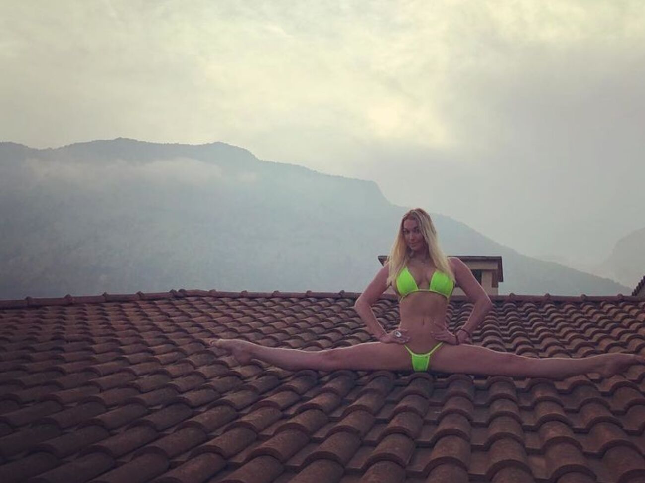 Волочкова:&nbsp;Традиционный шпагат Волочковой. А вы поддерживаете растяжку и форму на отдыхе?