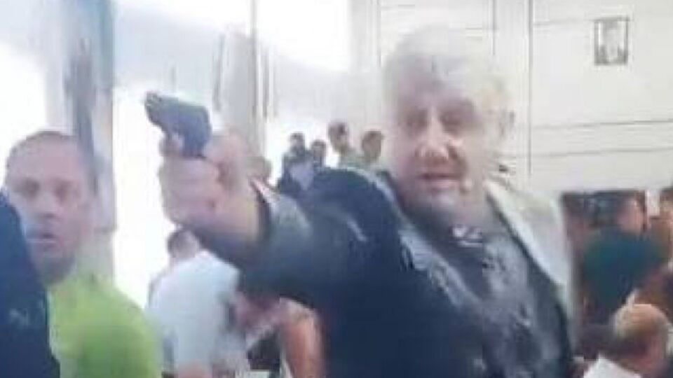 В полиции сообщили, что участник стычки в Никопольском горсовете сделал несколько выстрелов вверх