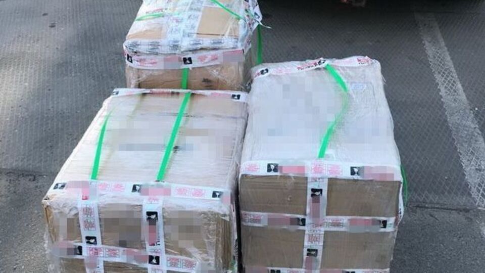 Чоловік приховував кокаїн у коробках із роликовими ковзанами