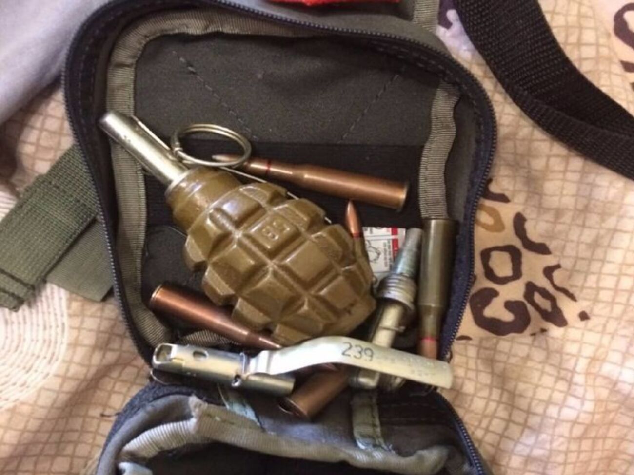 В доме погибшего продолжается обыск, у него нашли оружие, сообщили в полиции