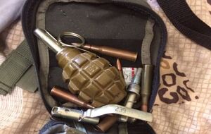 В доме погибшего продолжается обыск, у него нашли оружие, сообщили в полиции