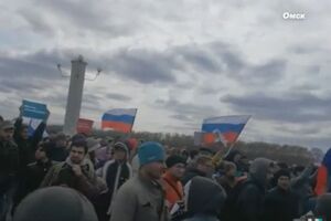 Участники акции "Он нам не царь" в Омске
