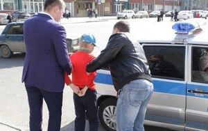 Во время задержания мальчик кричал полицейским: "Позор!"