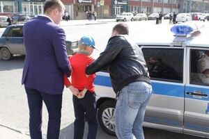 Во время задержания мальчик кричал полицейским: "Позор!"