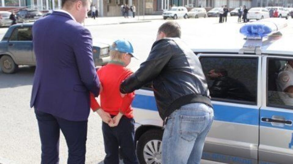 Во время задержания мальчик кричал полицейским: "Позор!"