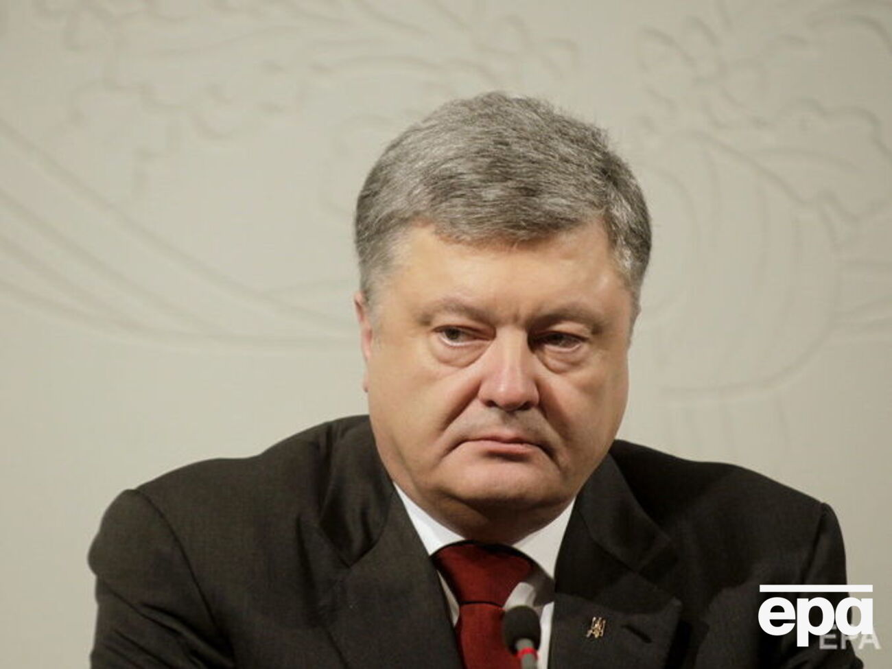 Журналист попросил Порошенко продолжить фразу "Я люблю деньги, потому что...", на что президент ответил, что не любит деньги