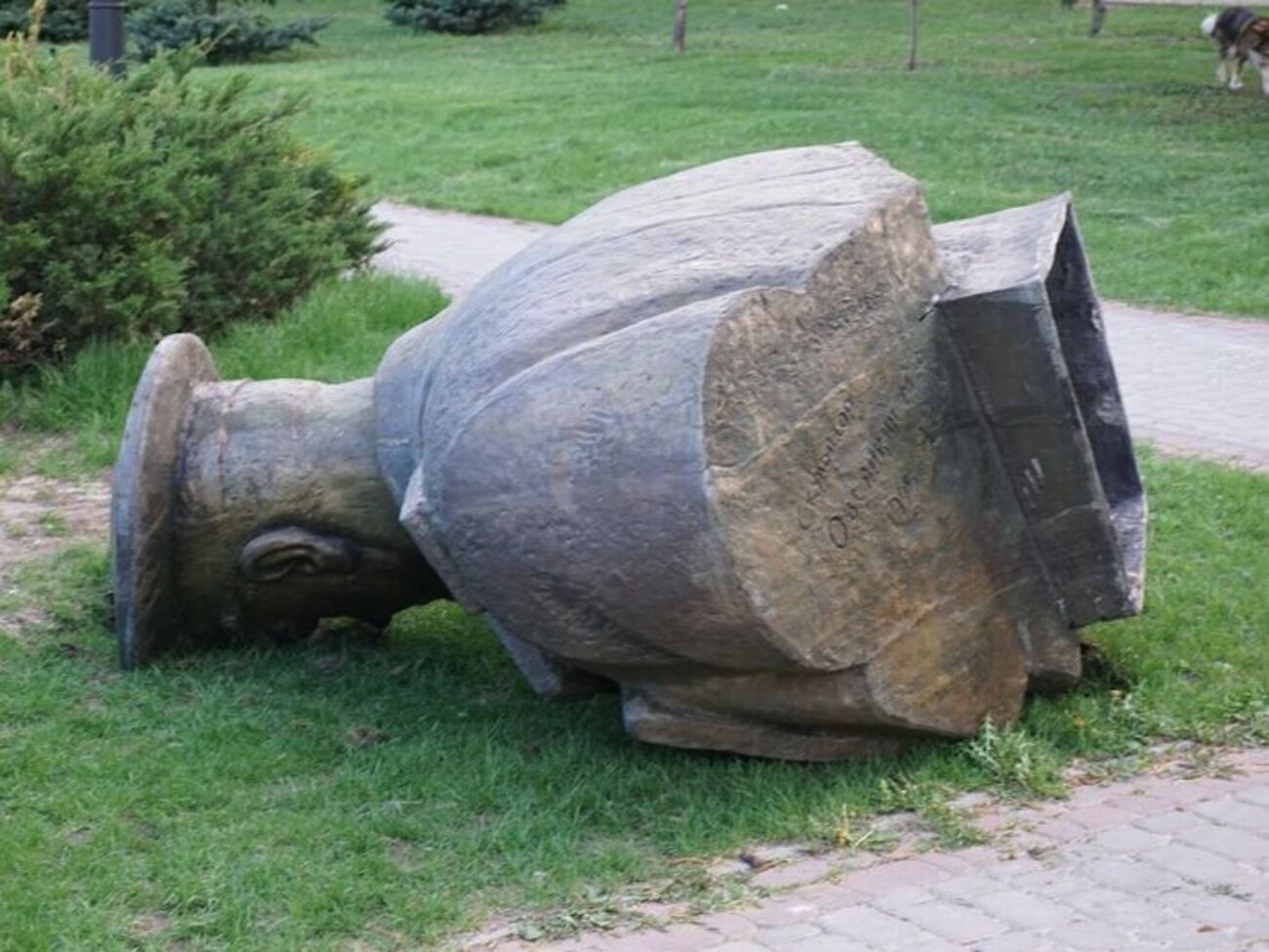Уночі невідомі повалили пам'ятник