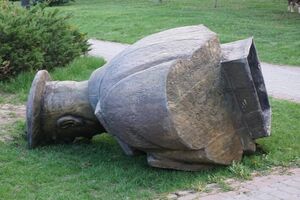 Уночі невідомі повалили пам'ятник