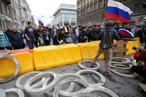 Під час протестів у Санкт-Петербурзі дорогу перегородили барикадою