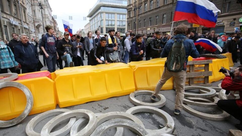 Під час протестів у Санкт-Петербурзі дорогу перегородили барикадою