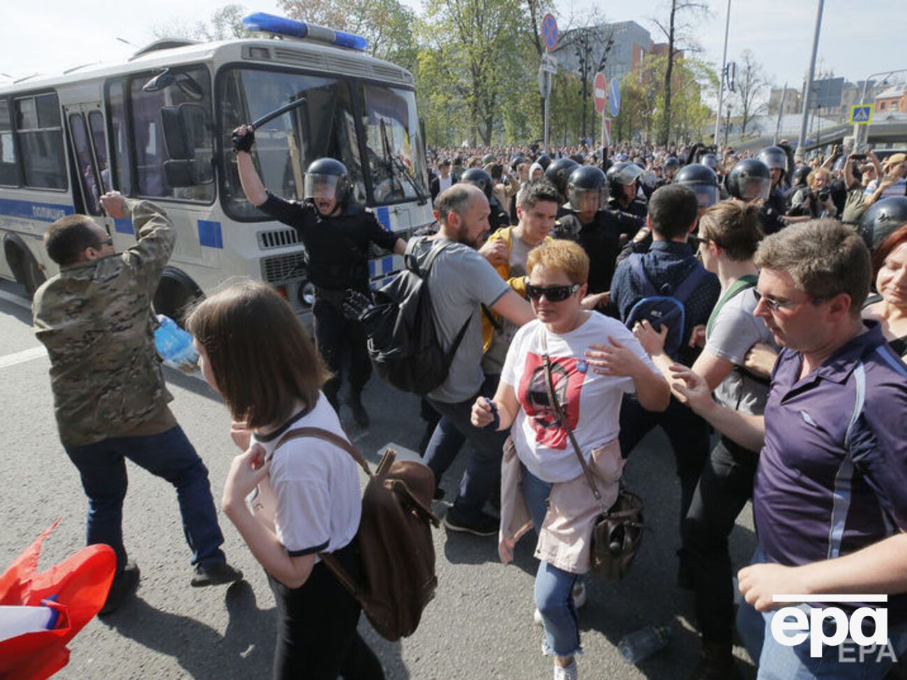 По мнению Эйдмана, власти РФ хотят выдать происходящее за столкновение казаков и либералов
