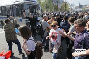 По мнению Эйдмана, власти РФ хотят выдать происходящее за столкновение казаков и либералов