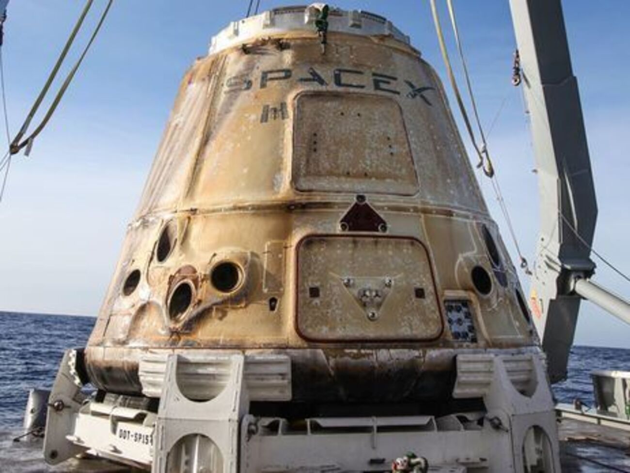 Космический корабль Dragon вернулся на Землю
