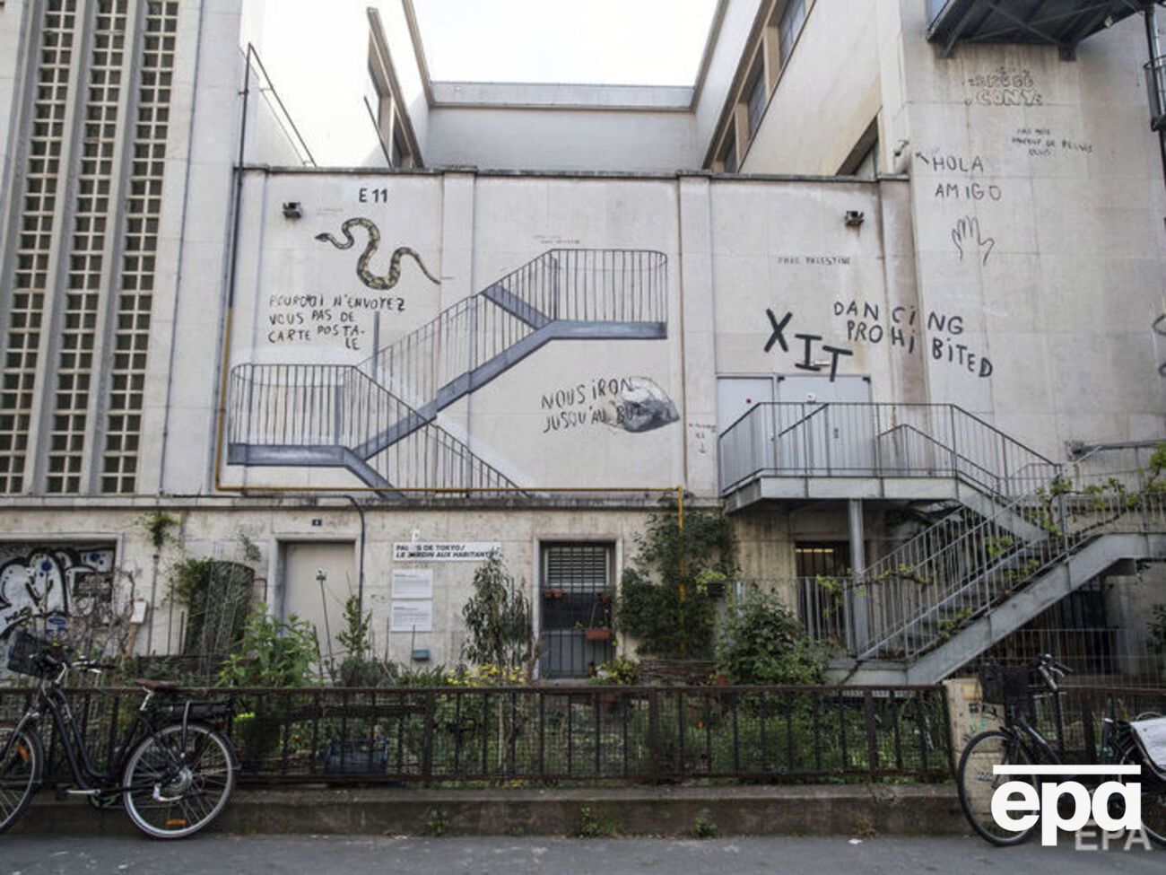 Відвідувачі "Палацу Токіо" могли залишити весь свій одяг у гардеробі